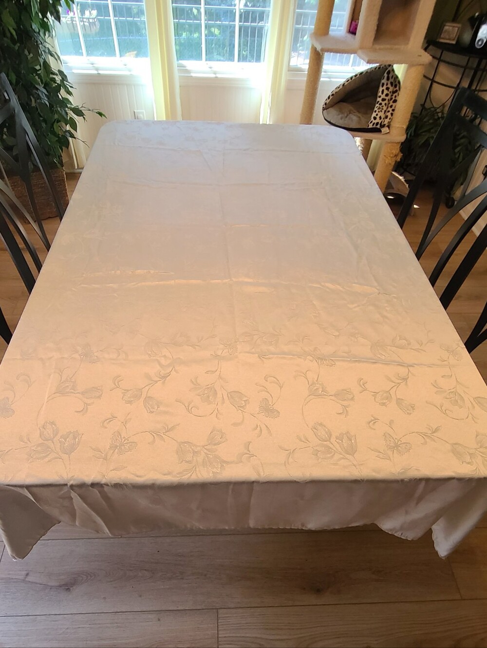 Elegant Floral Ivory Tablecloth